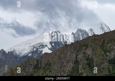 Eine malerische Aussicht auf den Barpu-Gletscher-Hang auf dem Karakoram Highway, Pakistan Stockfoto