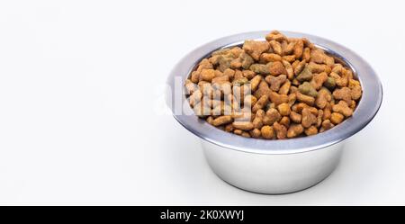 Trocknen Sie granuliertes Futter in einer Metallschale für Katzen und Hunde. Tierpflege, Vitamine und ausgewogene Tierernährung. Hochwertige Fotos Stockfoto