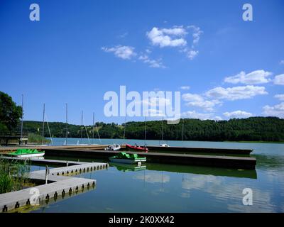 Yachten auf dem See, künstlerisches Aussehen in lebendigen Farben. Stockfoto