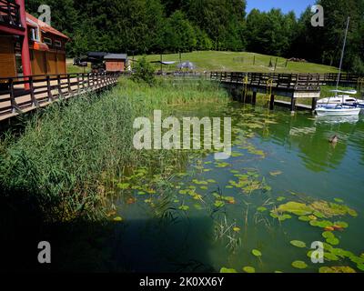 Yachten auf dem See, künstlerisches Aussehen in lebendigen Farben. Stockfoto