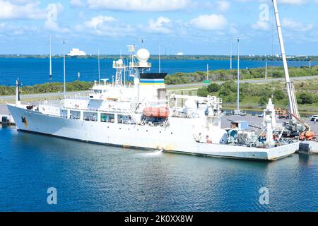 US Naval Ship Henson USNS Bruce C. Heezen ein Ozeanographisches Übersichtsschiff der „Pathfinder Class“, das manövriert Stockfoto