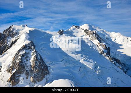 Toller Blick auf den Berg: Monte Blanc vom Aiguille du Midi. Chamonix Frankreich. Bergsteigen über dem Gletscher Stockfoto