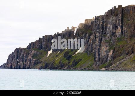 Alkefjellet ist die berühmteste Klippe des Spitzbergen-Archipels. Es ist eine Vogelklippe mit Blick auf den Hinloopen Fjord. Spitzbergen, Norwegen. Stockfoto