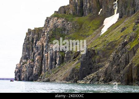 Alkefjellet ist die berühmteste Klippe des Spitzbergen-Archipels. Es ist eine Vogelklippe mit Blick auf den Hinloopen Fjord. Spitzbergen, Norwegen. Stockfoto