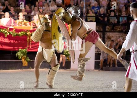 Pula, Kroatien. 13. September 2022. Mitglieder der Spectacula Gladiatoria, einer Vereinigung von zweimaligen Weltgewinnerinnen im Gladiatorenalter, kämpfen im historischen Amphitheater am 13. September 2022 zum 120.. Jahrestag der Existenz des Archäologischen Museums von Istrien in Pula, Kroatien. Foto: Srecko Netic/PIXSELL Credit: Pixsell Foto- und Videoagentur/Alamy Live News Stockfoto