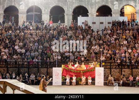 Pula, Kroatien. 13. September 2022. Mitglieder der Spectacula Gladiatoria, einer Vereinigung von zweimaligen Weltgewinnerinnen im Gladiatorenalter, sind im historischen Amphitheater während des 120.. Jahrestages der Existenz des Archäologischen Museums Istriens in Pula, Kroatien, am 13. September 2022 zu sehen. Foto: Srecko Netic/PIXSELL Credit: Pixsell Foto- und Videoagentur/Alamy Live News Stockfoto