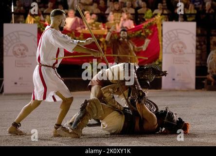 Pula, Kroatien. 13. September 2022. Mitglieder der Spectacula Gladiatoria, einer Vereinigung von zweimaligen Weltgewinnerinnen im Gladiatorenalter, kämpfen im historischen Amphitheater am 13. September 2022 zum 120.. Jahrestag der Existenz des Archäologischen Museums von Istrien in Pula, Kroatien. Foto: Srecko Netic/PIXSELL Credit: Pixsell Foto- und Videoagentur/Alamy Live News Stockfoto