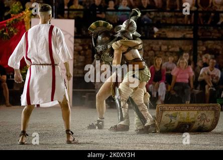 Pula, Kroatien. 13. September 2022. Mitglieder der Spectacula Gladiatoria, einer Vereinigung von zweimaligen Weltgewinnerinnen im Gladiatorenalter, kämpfen im historischen Amphitheater am 13. September 2022 zum 120.. Jahrestag der Existenz des Archäologischen Museums von Istrien in Pula, Kroatien. Foto: Srecko Netic/PIXSELL Credit: Pixsell Foto- und Videoagentur/Alamy Live News Stockfoto