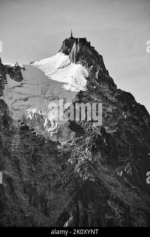 Aiguille du Midi in der Schwarzweißfotografie. Chamonix Frankreich. Mont-Blanc-Massiv. Tapete. Hochwertiges Foto Stockfoto