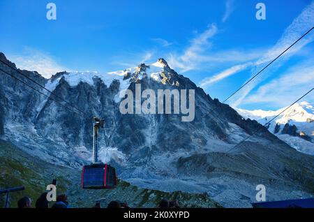 Aiguille du Midi neben Mont Blanc. Ausflugsziel ab Chamonix. Atemberaubende Aussicht auf die Gletscher und Berge Stockfoto