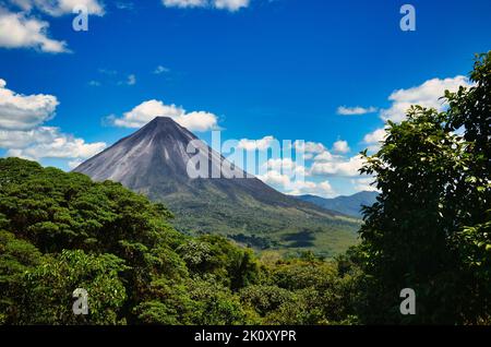Landschaftspanorama Bild vom Vulkan Arenal neben dem Regenwald, Costa Rica. Reisen Sie in Mittelamerika. San Jose Stockfoto
