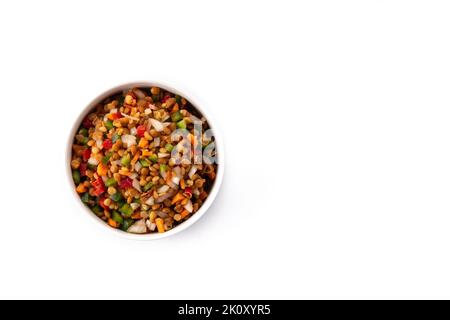 Linsensalat mit Paprika, Zwiebeln und Karotten in einer Schüssel isoliert auf weißem Hintergrund. Draufsicht. Speicherplatz kopieren Stockfoto