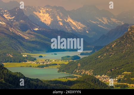 Celerina und Engadiner Seen, St. Moritz, Silvaplana und Maloja von Muottas Muragl Stockfoto