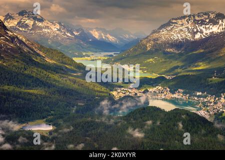 Celerina und Engadiner Seen, St. Moritz, Silvaplana und Maloja von Muottas Muragl Stockfoto