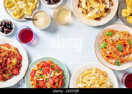 Italienische Pasta-Gerichte bilden einen Rahmen für Kopieplatz, über Kopf flach lag Schuss. Pasta mit Fleisch, Gemüse, Meeresfrüchten, Huhn und Pilzen, Wein Stockfoto