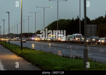 Der Verkehr blieb auf der A40 in der Nähe von RAF Northolt hängen, hinter Straßensperren, die vor Ort für die Beförderung des Leichnam der Königin in Richtung Buckingham Palace eingesetzt wurden Stockfoto