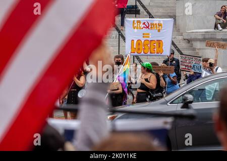 Washington, DC, USA. 26.. Juli 2022. Anti-Trump-Demonstranten versammeln sich auf der anderen Straßenseite, während er auf einer Amerika-ersten Konferenz im Marriott Marquis in Washington spricht. Anti-Trump-Demonstranten und Pro-Trump-Anhänger demonstrierten vor Marriott Marquis in Washington mit amerikanischen Fahnen, Plakaten und Spruchbändern, die meisten waren Mitglieder der Restoration Movement 1776, einer Trump-Gruppe des Volkskonvois. Dies ist der erste öffentliche Auftritt für Trump in Washington seit Bidens Amtseinführung. (Bild: © Allison Bailey/SOPA Images via ZUMA Press Wire) Stockfoto