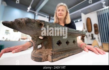 The Mall Gallerien, London, Großbritannien. 14. September 2022. Tribal Art London ist die wichtigste Veranstaltung Großbritanniens im Bereich ethnografischer Kultur und Stammeskunst und kehrt zurück, nachdem die Pandemie ihre jährliche Show unterbrochen hatte. Rund 20 Experten aus Großbritannien, Europa und den USA versammeln sich, um ab dem 15-17. September ihre neueste Auswahl an feinen und originellen Stammeskunstwerken zu zeigen. Bild: Seltener südindischer Schiefersteinmörtel in Museumsqualität aus der Zeit um 12. n. Chr., der zur Herstellung von Ayurveda-Medikamenten und Pigmenten für hinduistische religiöse Rituale verwendet worden wäre, £4.500. Quelle: Malcolm Park/Alamy Li Stockfoto