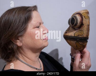 The Mall Gallerien, London, Großbritannien. 14. September 2022. Tribal Art London ist die wichtigste Veranstaltung Großbritanniens im Bereich ethnografischer Kultur und Stammeskunst und kehrt zurück, nachdem die Pandemie ihre jährliche Show unterbrochen hatte. Rund 20 Experten aus Großbritannien, Europa und den USA versammeln sich, um ihre neueste Auswahl an feinen und originellen Stammeswerken zu zeigen. Bild: 20. Jahrhundert Topeng Maske aus Bali. Quelle: Malcolm Park/Alamy Live News. Stockfoto