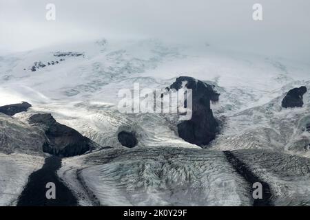 Glaziologie. Berggletscher (alpiner). Nunatak und abrasiven Fluss (Schutt) von ihm Stockfoto