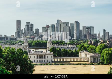 Die modernen Gebäude des Finanzviertels Docklands in London aus Sicht des Greenwich Park mit dem Old Royal Naval College im Vordergrund Stockfoto