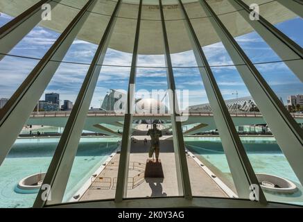 Blick vom Palau de les Arts Reina Sofía in der Stadt der Künste und Wissenschaften (Ciutat de les Arts i les Ciències) in Valencia, Spanien. Stockfoto