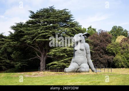 Sophie Ryders Kunstwerk "Sitting" kombiniert einen weiblichen Körper mit dem Kopf eines Hasen, der im Yorkshire Sculpture Park aus verzinktem Draht aufgebaut ist Stockfoto