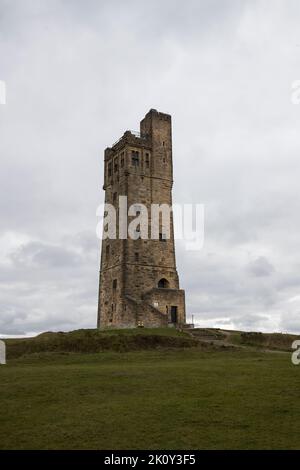 Der Victoria Tower, Castle Hill, ist ein antikes Denkmal in Almondbury mit Blick auf Huddersfield, das an die 60-jährige Regierungszeit von Königin Victoria erinnert Stockfoto