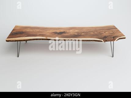 Ein Konferenzzimmertisch mit Metallbeinen und einer natürlichen Holzplatte auf einem isolierten Studiohintergrund - 3D Render Stockfoto