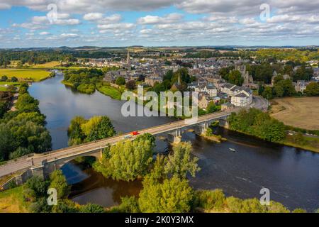 Kelso, Scottish Borders, Großbritannien. 14. September 2022. VEREINIGTES KÖNIGREICH. Wetter ein Blick über die Kelso Bridge oder die Rennie's Bridge, die sich über den Fluss Tweed bei Kelso in den schottischen Grenzen erstreckt. Hinter der Brücke befindet sich der Junction Pool, ein berühmter Lachsanglerplatz. Er hat eine der längsten Jahreszeiten (1. Februar bis 30. November) und seine Herbstsaison ist für die Größe und Anzahl der gefangenen Fische bekannt. Bildnachweis: phil wilkinson/Alamy Live News Stockfoto