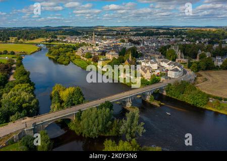 Kelso, Scottish Borders, Großbritannien. 14. September 2022. VEREINIGTES KÖNIGREICH. Wetter ein Blick über die Kelso Bridge oder die Rennie's Bridge, die sich über den Fluss Tweed bei Kelso in den schottischen Grenzen erstreckt. Hinter der Brücke befindet sich der Junction Pool, ein berühmter Lachsanglerplatz. Er hat eine der längsten Jahreszeiten (1. Februar bis 30. November) und seine Herbstsaison ist für die Größe und Anzahl der gefangenen Fische bekannt. Bildnachweis: phil wilkinson/Alamy Live News Stockfoto