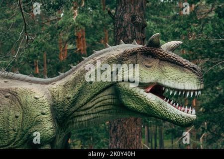 Carnotaurus Dinosaurier Replik im Themenpark, theropod Dinosaurier, der in Südamerika während der späten Kreidezeit lebte Stockfoto