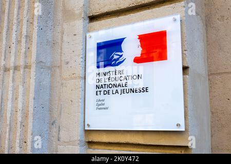 Nahaufnahme der Gedenktafel am Eingang des Gebäudes des französischen Kultusministeriums, Paris, Frankreich Stockfoto