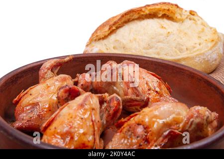 Nahaufnahme von gerösteten Tauben und Laib Weißbrot. Weißer Kopierbereich oben im Hintergrund Stockfoto