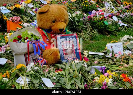 Weiches Spielzeug als Teil einer floralen Hommage nach dem Tod der Queen, Green Park, London Stockfoto