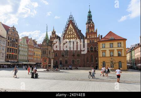 Straßenansicht der Altstadt, des zentralen Marktplatzes und des Alten Rathauses in Breslau, Polen. Stockfoto