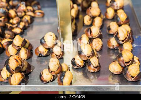 Gegrillte Kastanien zum Verkauf auf der Straße. Street Fast Food Stockfoto