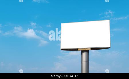 Leere Plakatwand mit leerem Bildschirm über blauem Himmel Wolke Hintergrund. Für Werbegestaltung oder Text. Mockup-Vorlage Stockfoto