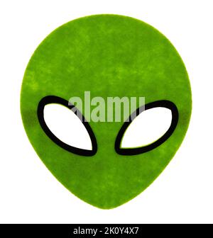 Ovale grüne und schwarze Alien-Maske isoliert auf weißem Hintergrund. Stockfoto