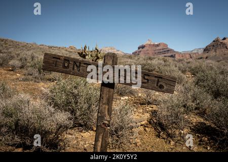 Schiefe Tonto West-Schild Im Grand Canyon National Park Stockfoto