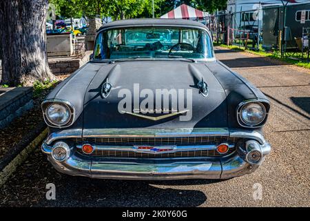 Falcon Heights, MN - 18. Juni 2022: Hochperspektivische Vorderansicht eines Chevrolet Nomad Station Wagon aus dem Jahr 1957 auf einer lokalen Automshow. Stockfoto