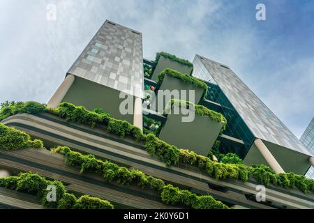 Singapur, 10. Juni 2018: Fassade des Gebäudes mit Blick auf die grüne Anlage Stockfoto