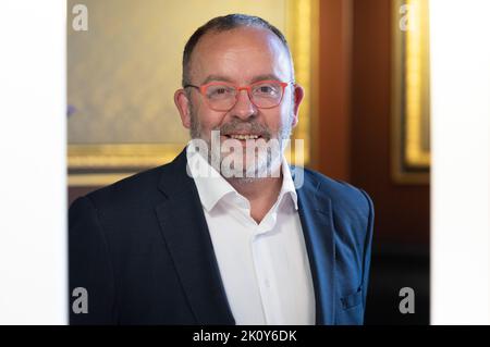 New Saint-Gilles - Sint-Gillis Bürgermeister Jean Spinette posiert für den Fotografen nach der Eid-Zeremonie für den neuen Bürgermeister von Saint-Gilles - Sint-Gillis, Mittwoch, 14. September 2022, in Brüssel. Spinette tritt die Nachfolge von Picque an, der 36 Jahre lang Bürgermeister von Saint-Gilles - Sint-Gillis war. BELGA FOTO BENOIT DOPPAGNE Stockfoto