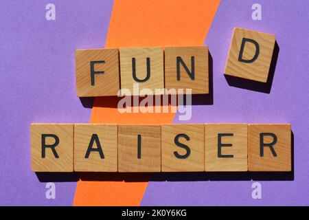 Fund Raiser, Wörter in hölzernen Buchstaben auf buntem Hintergrund isoliert Stockfoto