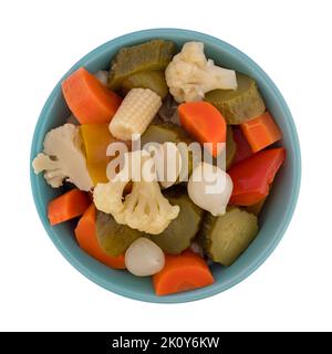 Draufsicht auf eingelegtes Gemüse der Giardiniera in einer blauen Schale, isoliert auf weißem Hintergrund. Stockfoto