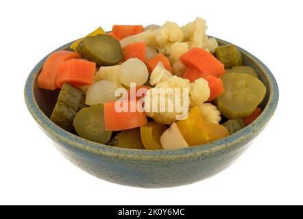 Seitenansicht von eingelegtem Gemüse aus Giardiniera in einer Steingut-Schüssel, isoliert auf weißem Hintergrund. Stockfoto