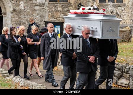 Beerdigung des Jungen Archie Battersbee in Southend on Sea, Essex, Großbritannien. Starb, nachdem die Lebenshilfe nach Gerichtsverfahren durch die Familie abgeschaltet wurde, um sie zu verlängern Stockfoto