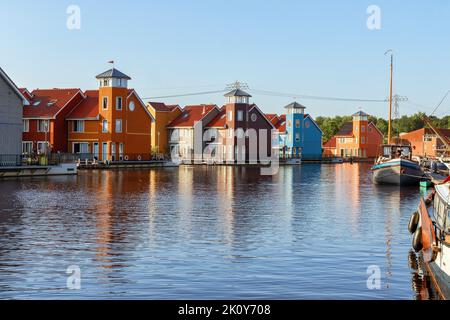 Bunte Holzhäuser in Reitdiephafen in Groningen, Niederlande Stockfoto