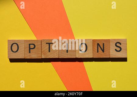 Optionen, Wort in Holzbuchstaben isoliert auf gelbem und orangefarbenem Hintergrund Stockfoto