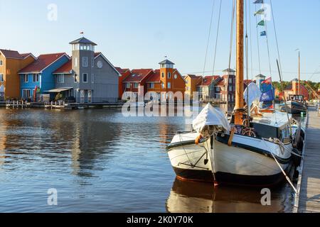 Bunte Holzhäuser in Reitdiephafen in Groningen, Niederlande Stockfoto